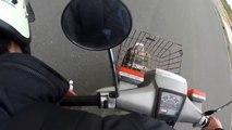Un conducteur pollueur est puni par un scooter