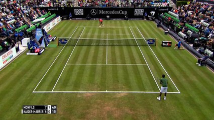 Stuttgart - Monfils tira la raqueta a la hierba....y luego la besa