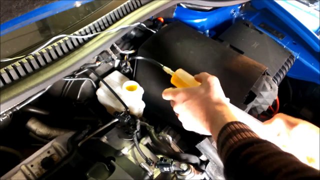 Bremsflüssigkeit selbst wechseln Bremse entlüften Brake Fluid change VW AUDI BMW MERCEDES
