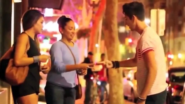 pegadinha beijando 2 mulheres lindas e gatas Kissing Pranks HD HQ best Kissing Pranks Of 2015