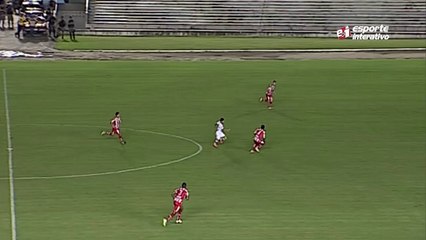 Felipe Alves chega na cara de Vladimir, que faz grande defesa