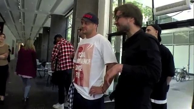 Diil Gang przed wystawą w Muzeum Sztuki Nowoczesnej / Miasta w Komie