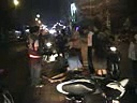 Ladyboy Crashes into Lady.wmv 【PATTAYA PEOPLE MEDIA GROUP】 PATTAYA PEOPLE MEDIA GROUP