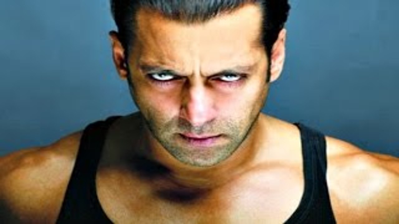 Salman Khan Fights His Fans For Shahrukh Khan - The Bollywood
