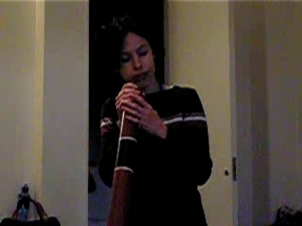 Sandra au Didjeridoo