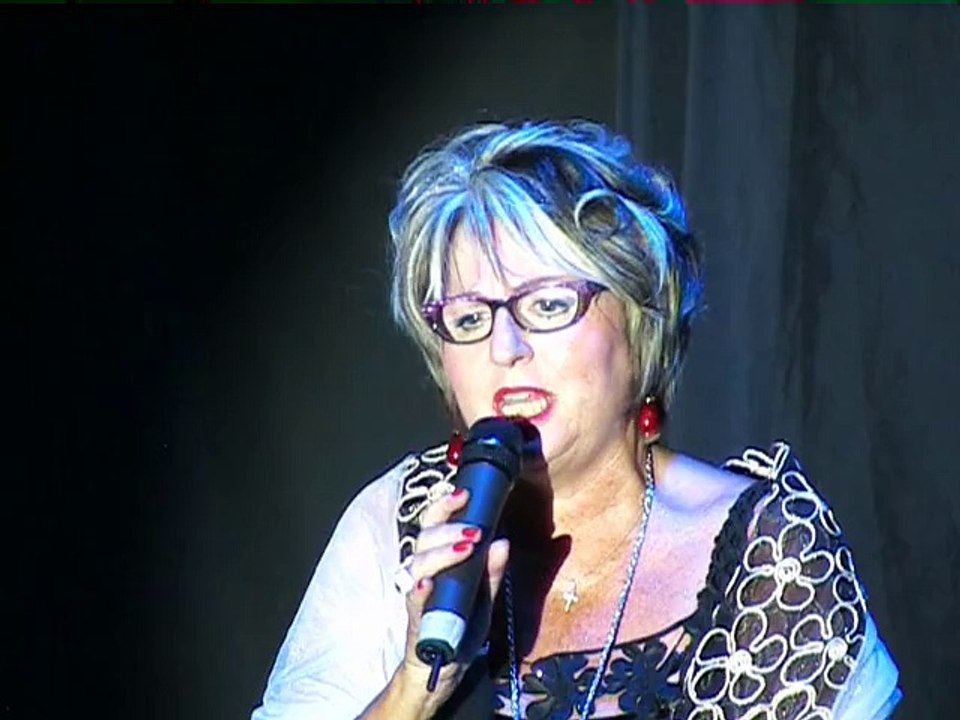 Sylvie chante : "Dis, quand reviendras-tu ?"