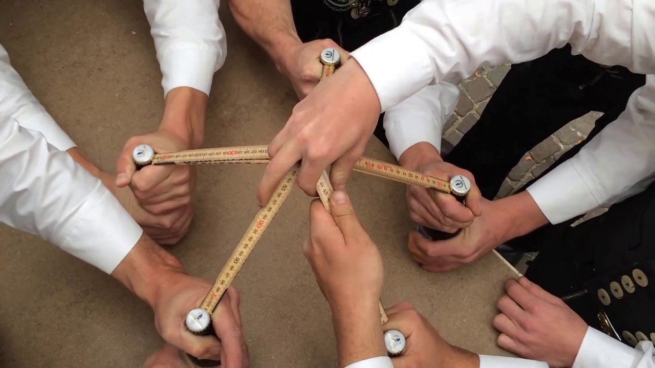 Ouvrir 5 bouteilles de bière en même temps... Gros niveau d'alcoolisme là!