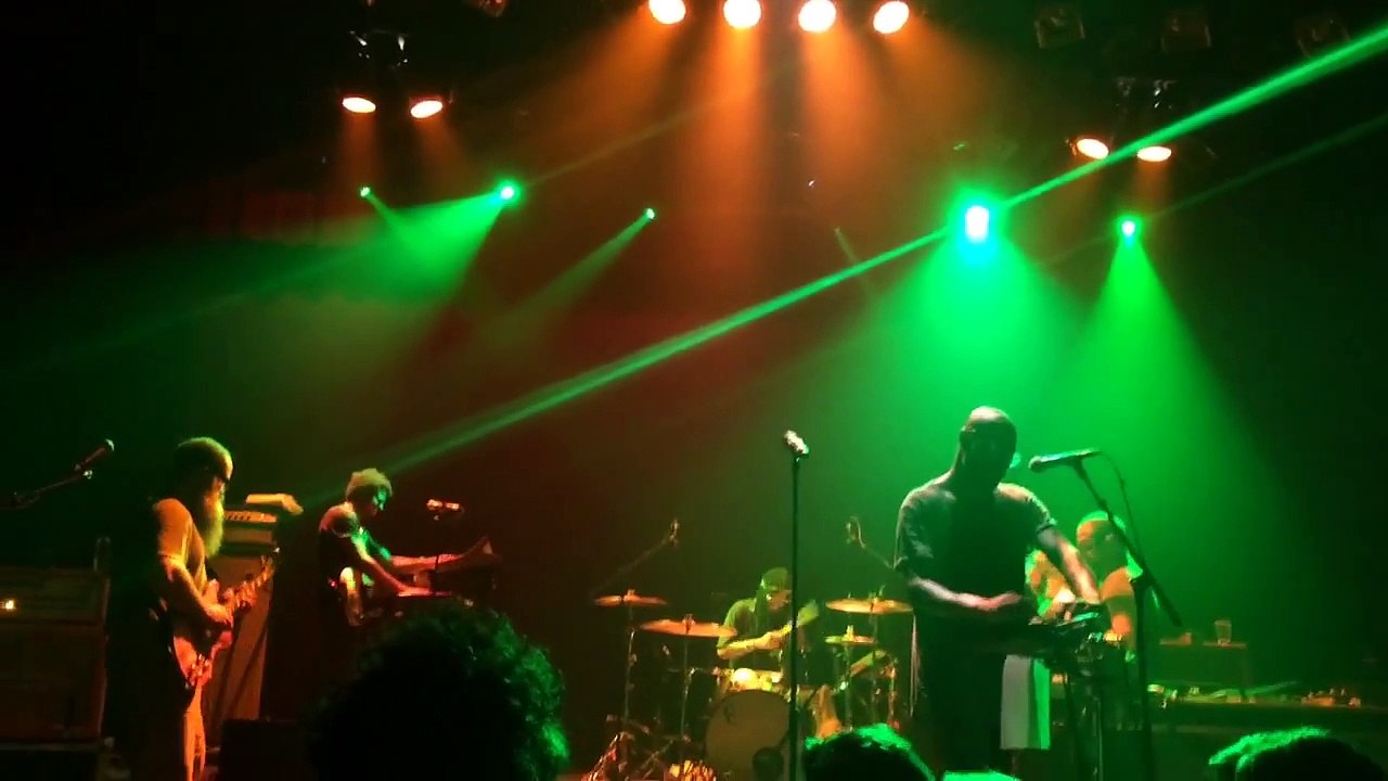 Le groupe TV ON THE RADIO joue le générique de Game Of Thrones Theme en live