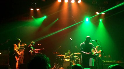 Le groupe TV ON THE RADIO joue le générique de Game Of Thrones Theme en live