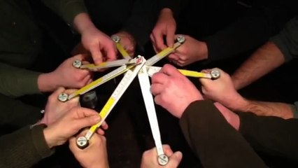Décapsuler 8 bières avec un mètre pliant