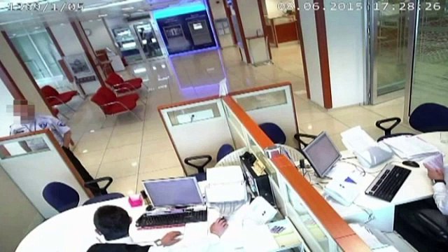 Güvenlik görevlisi banka soygununu engelledi