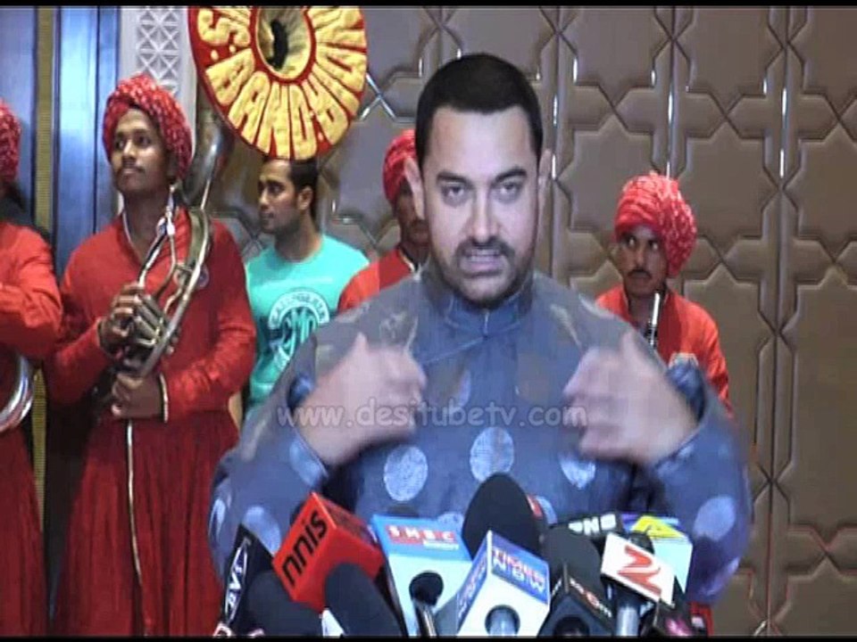 Aamir Khan Wears Chinese Outfit Gifted By Jackie Chain, Check Out!