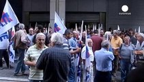 Protestas antiausteridad en Atenas mientras el Eurogrupo exige a Tsipras que baje las pensiones