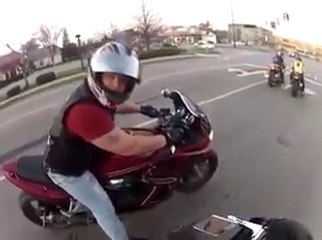 Grosse chute d'un motard à grande vitesse. Belle glissade...