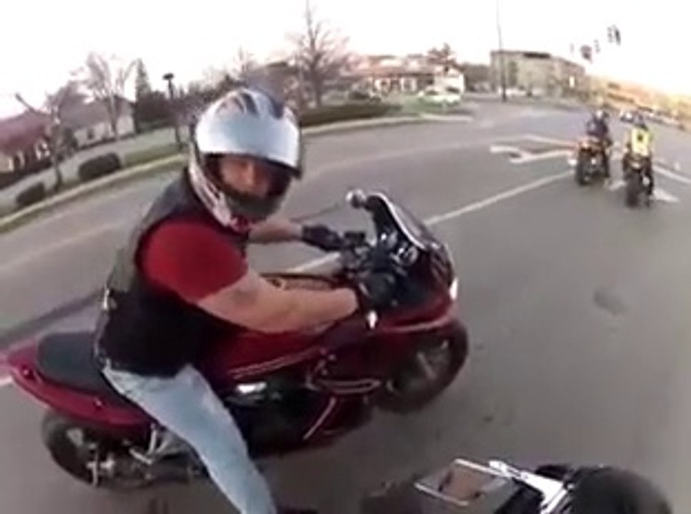 Grosse chute d'un motard à grande vitesse. Belle glissade...