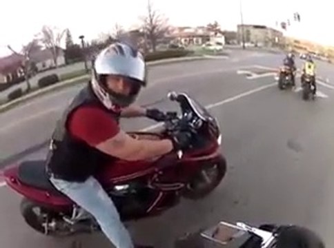 Grosse chute d'un motard à grande vitesse. Belle glissade...