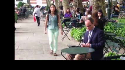 Des femmes inversent les rôles : elles harcèlent des hommes dans la rue !