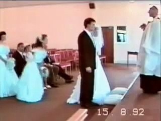 Daar komt de bruid, daar glijdt ze uit