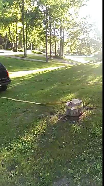 Un pauvre gars arrache une souche d'arbre avec son SUV