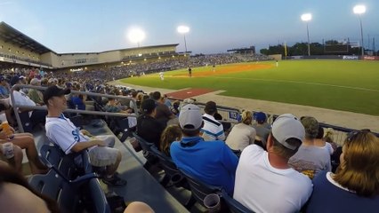 Il attrape une balle de baseball en plein match alors qu'il se filmait avec une GoPro