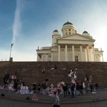 Photo du fessier de Nicki Minaj sur les marches d'une cathédrale