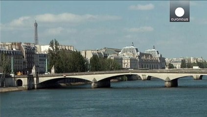 Graffiti al posto dei "lucchetti dell'amore" al Pont des Arts a Parigi