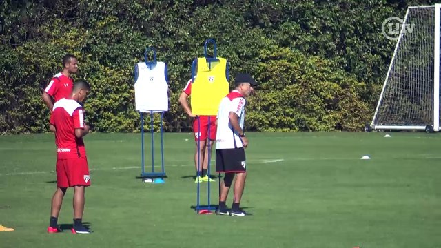 Em treino, bonecos 'marcam' jogadores do Tricolor e Osorio tenta gol em Ceni