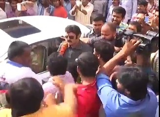 Nandamuri Balakrishna watching 'Lion' Movie At 'Bramaramba Theater with His Fans!! _ Tollywood News-PWz-s1aJ8vI