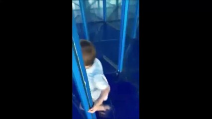 Il emmène son fils au labyrinthe de miroirs : FAIL
