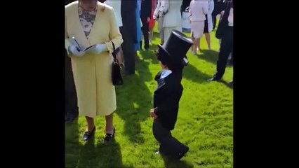Un enfant trop mignon vient serrer la main de la reine Elisabeth