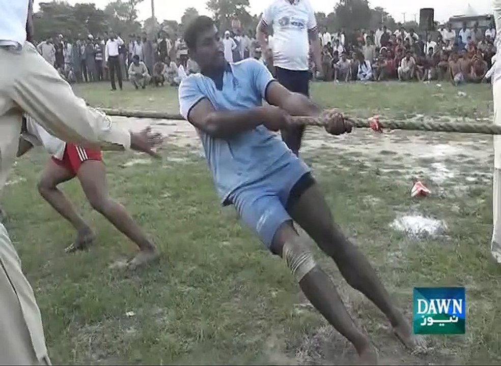 پولیس اور عوام کے درمیان رسہ کشی کا دلچسپ مقابلہ، اہلکاروں اور افسران کے بھنگڑے