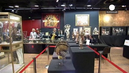 Попри протести, у Франції з молотка пішли маски індіанців хопі