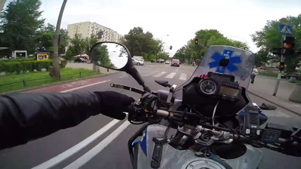 Une moto ambulance traverse Varsovie à fond !