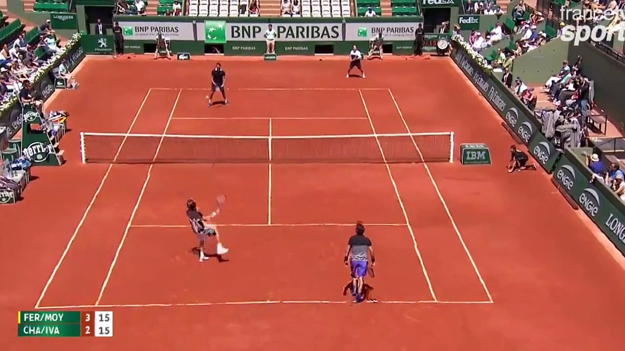 Un échange amusant au tennis Trophée des Légendes : Ça rigole sur le Suzanne Lenglen