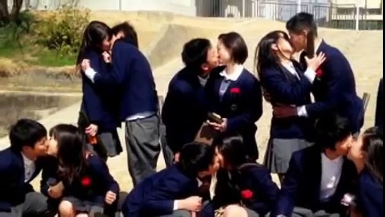 中学生男女8組が制服で集合キス【Twitterで写真出回る】 - video Dailymotion