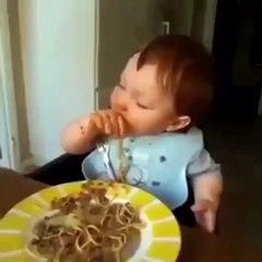 Yemek Yerken Uykusuna Yenik Düşen BeBEK