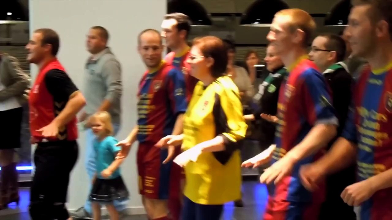 Flashmob marriage proposal Dennis en Lien Marry you Bruno mars Deba Meubelen