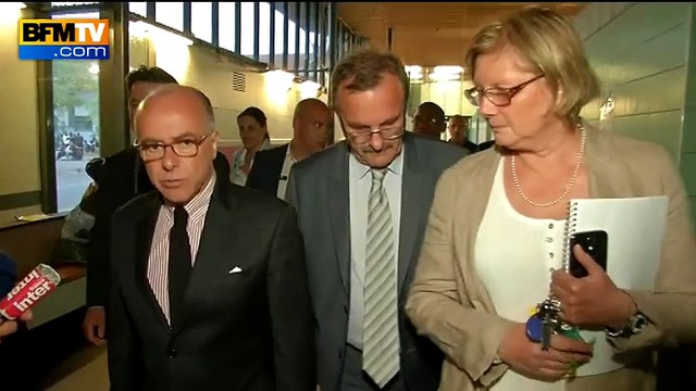 Cazeneuve en visite dans un centre d’accueil pour migrants à Nanterre