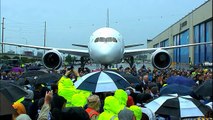 Lucky fans see Boeing Dreamliner delivery