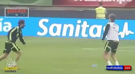 Piqué no saluda a los aficionados de España durante el entrenamiento • 2015