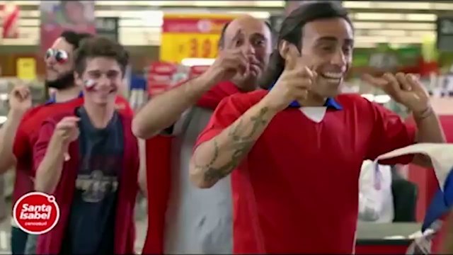 Com a camisa do Chile, Valdivia dança e faz embaixadinhas em comercial