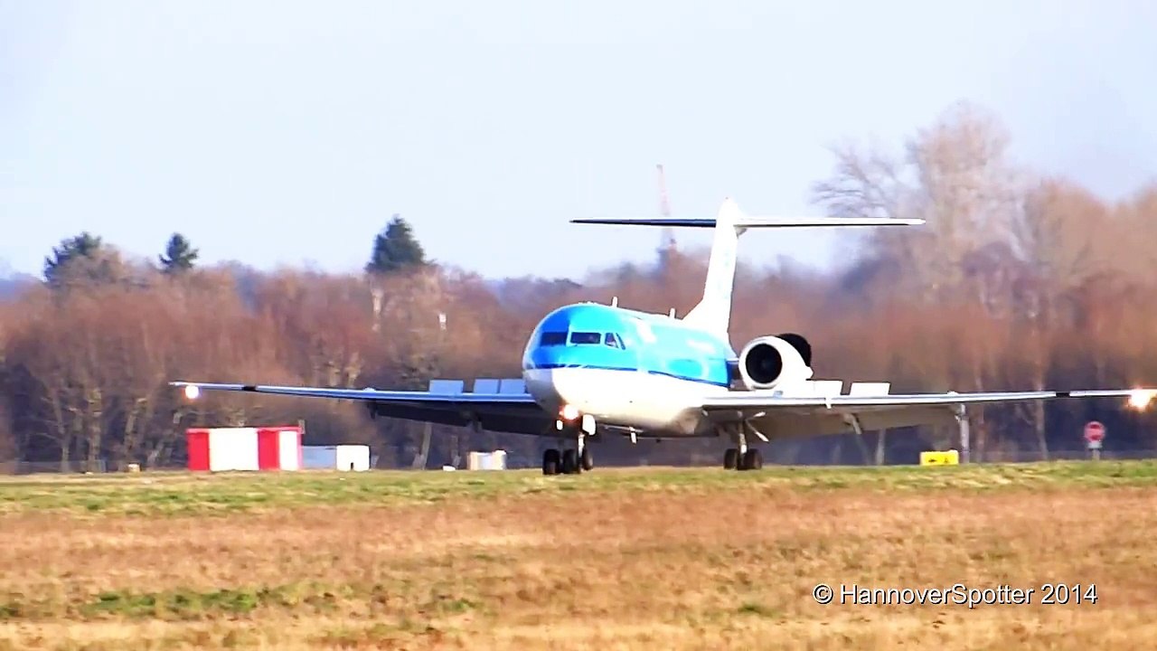 Very hard KLM Fokker 70 landing @ Hannover [HAJ/EDDV] + waving Pilot