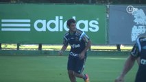 Robinho volta aos treinos no Verdão e quase faz gol de cobertura