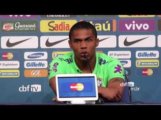 Douglas Costa relembra suas conquistas na base