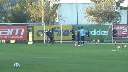 Télécharger la video: Palmeirenses mostram boa pontaria e fazem golaços em treino