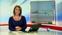 Una  mujer puso en riesgo a sus hijos tras conducir su carro al mar -- Noticiero Univisión