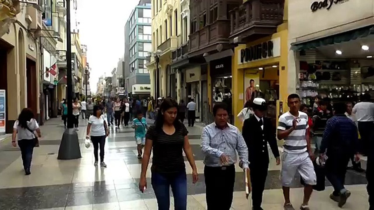 ¿Cómo reaccionamos los peruanos cuándo vemos a alguien botando basura en la calle?
