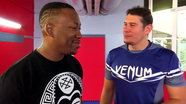 Le Chanteur MOKOBE Coacher par Vincent Parisi au Jet Kune Do Self Défense sur Beinsports.