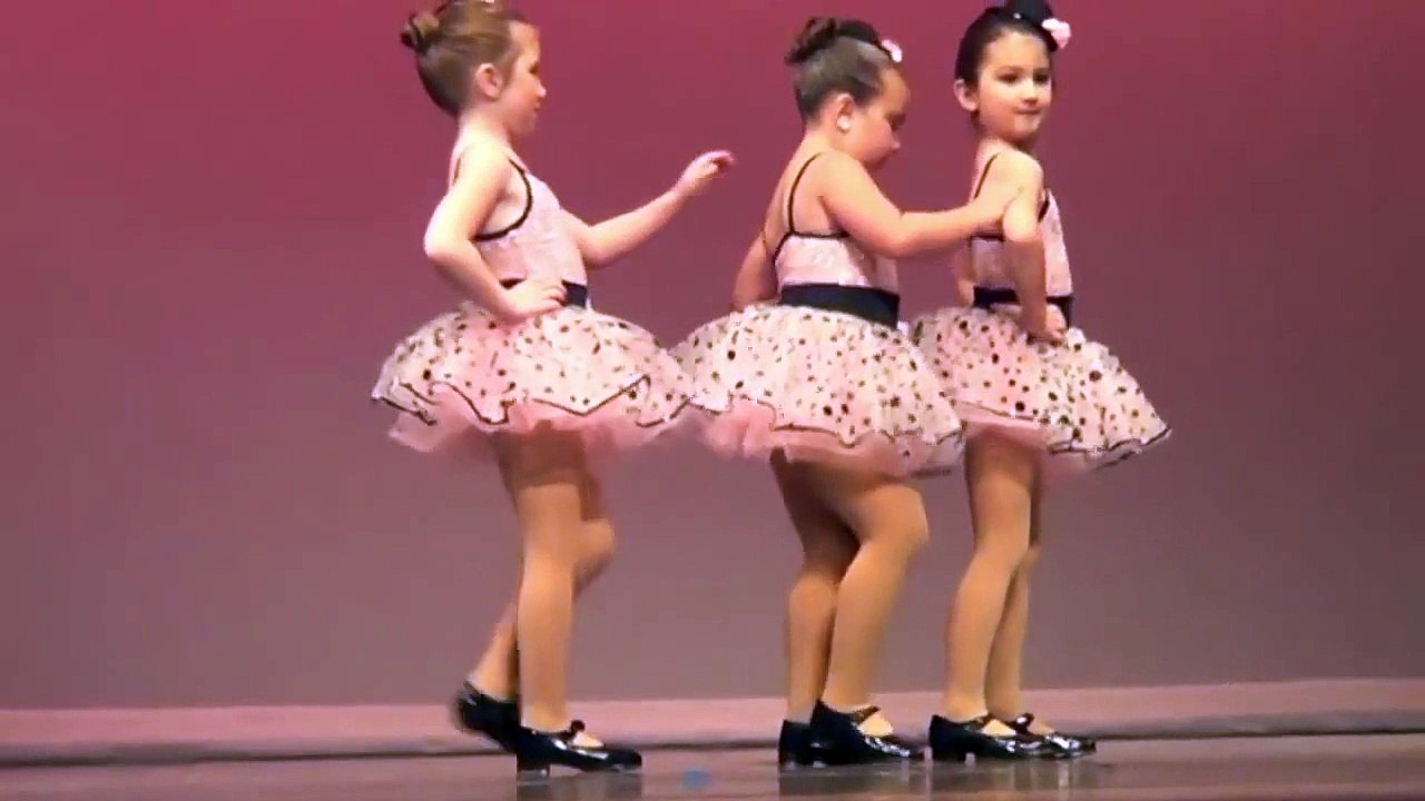 niña impresiona bailando