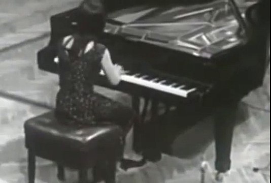 FRÉDÉRIC CHOPIN: Polonaise As-Dur op. 53, „Heroique“ (eine sehr junge Martha Argerich, sw, HD) [Full